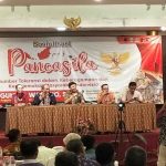 Anggota DPRD Jawa Timur, Guntur Wahono (tengah) bersama narasumber dari Dinas Koperasi Kabupaten Blitar dan Dekowil Jawa Timur memberikan pembekalan kepada 89 pengurus Koperasi Merah Putih (KMP).