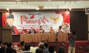 Anggota DPRD Jawa Timur, Guntur Wahono (tengah) bersama narasumber dari Dinas Koperasi Kabupaten Blitar dan Dekowil Jawa Timur memberikan pembekalan kepada 89 pengurus Koperasi Merah Putih (KMP).