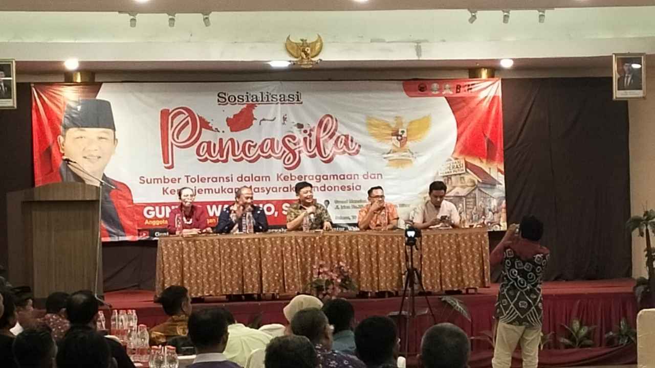 Anggota DPRD Jawa Timur, Guntur Wahono (tengah) bersama narasumber dari Dinas Koperasi Kabupaten Blitar dan Dekowil Jawa Timur memberikan pembekalan kepada 89 pengurus Koperasi Merah Putih (KMP).