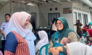 Ketua TP PKK Kota Kediri, Faiqoh Azizah Muhammad, melakukan kunjungan ke Posyandu ILP di Kecamatan Mojoroto. (Foto: Hariati Rokhmah/serayunusantarra.com)