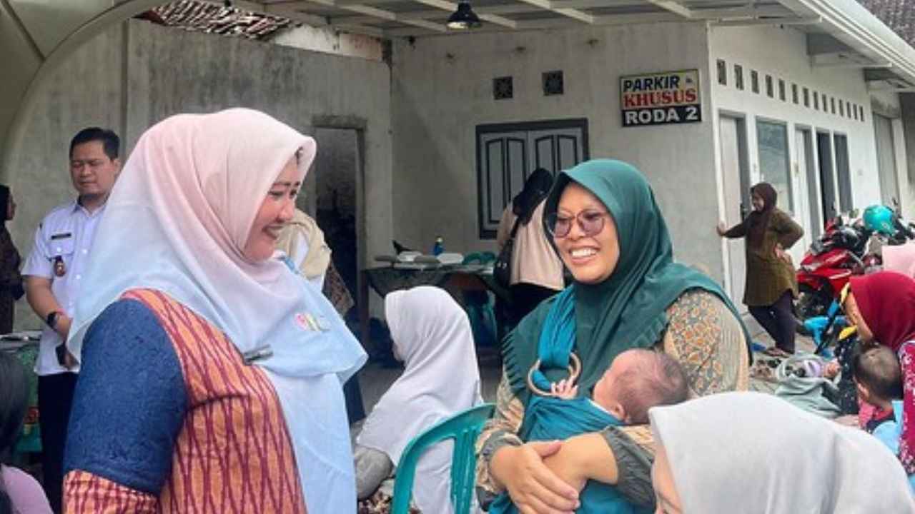 Ketua TP PKK Kota Kediri, Faiqoh Azizah Muhammad, melakukan kunjungan ke Posyandu ILP di Kecamatan Mojoroto. (Foto: Hariati Rokhmah/serayunusantarra.com)