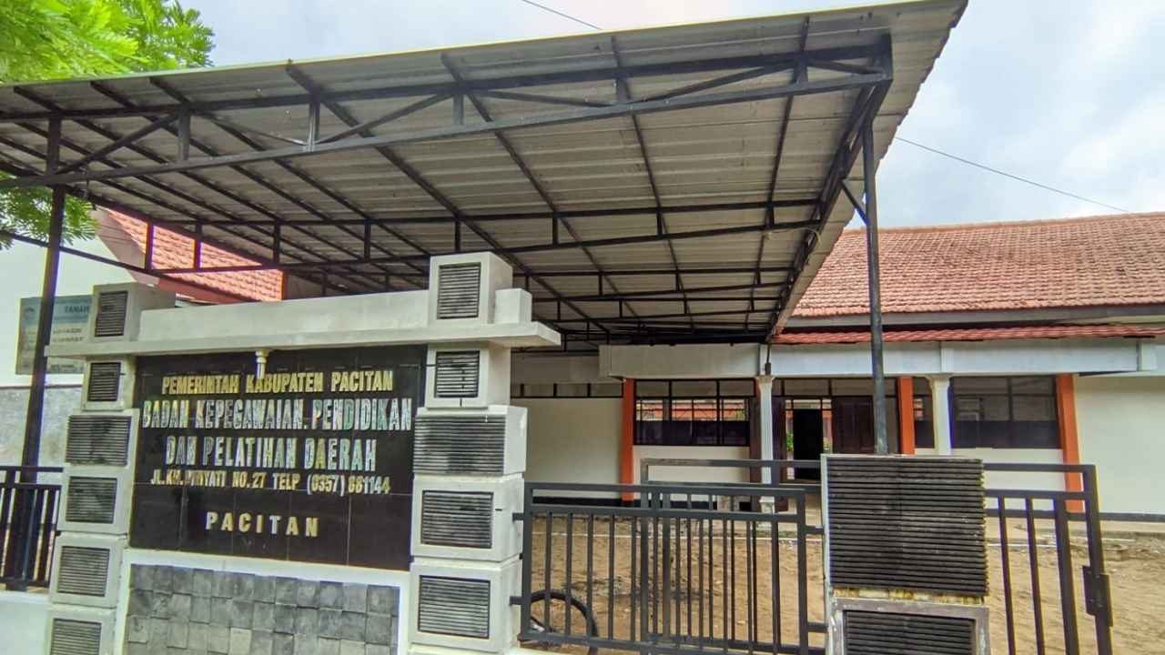 Bangunan sementara Sekolah Rakyat di Pacitan.
