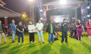 Ketua DPC PDI Perjuangan Kabupaten Blitar, Rijanto (baju hitam berpeci) bersama Anggota DPRD Kabupaten Blitar dari Fraksi PDI-P