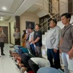 Para anggota perguruan silat saat memohon maaf kepada orang tuanya di Mapolres Blitar.