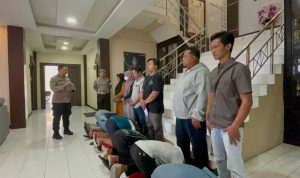 Para anggota perguruan silat saat memohon maaf kepada orang tuanya di Mapolres Blitar.