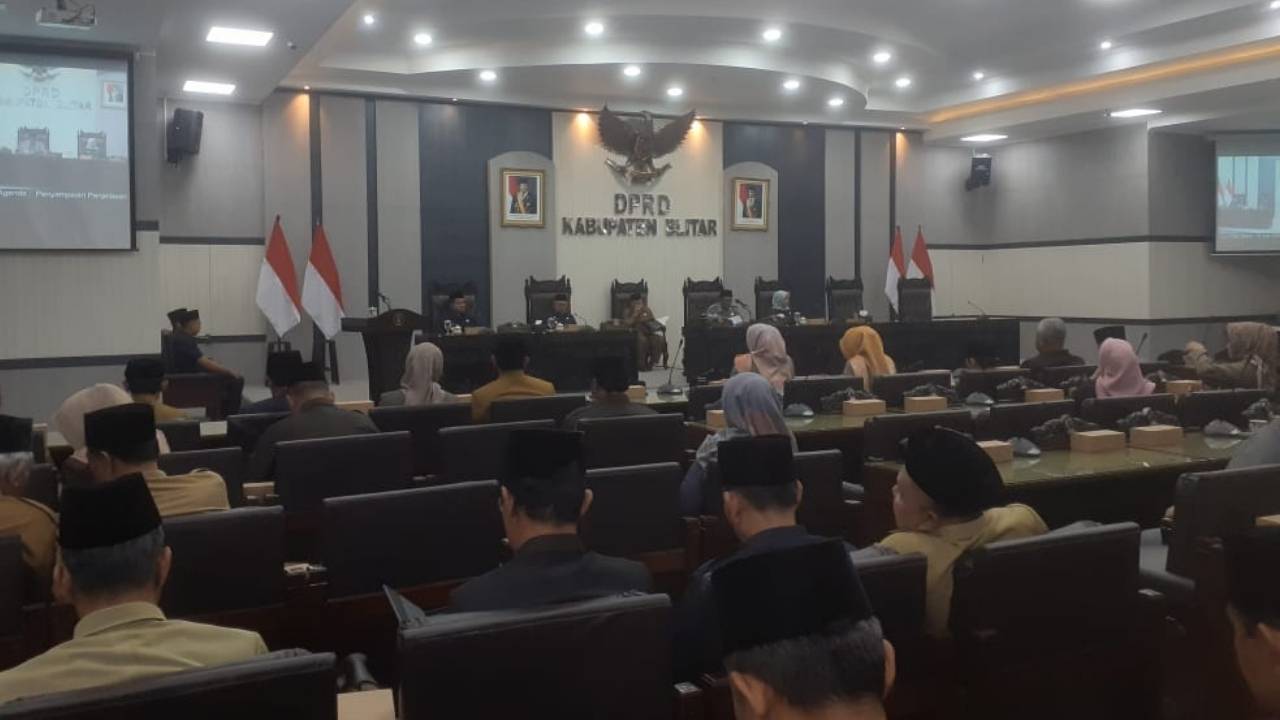 Rapat paripurna di Graha Paripurna DPRD Kabupaten Blitar pada Senin, 16 Juni 2025.