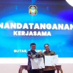 Wali Kota Blitar, Syauqul Muhibbin bersama Wali Kota Surabaya, Eri Cahyadi, saat meneken kerja sama komoditas lintas daerah. (Foto: Achmad Zunaidi/serayunusantara.com)