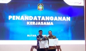 Wali Kota Blitar, Syauqul Muhibbin bersama Wali Kota Surabaya, Eri Cahyadi, saat meneken kerja sama komoditas lintas daerah. (Foto: Achmad Zunaidi/serayunusantara.com)