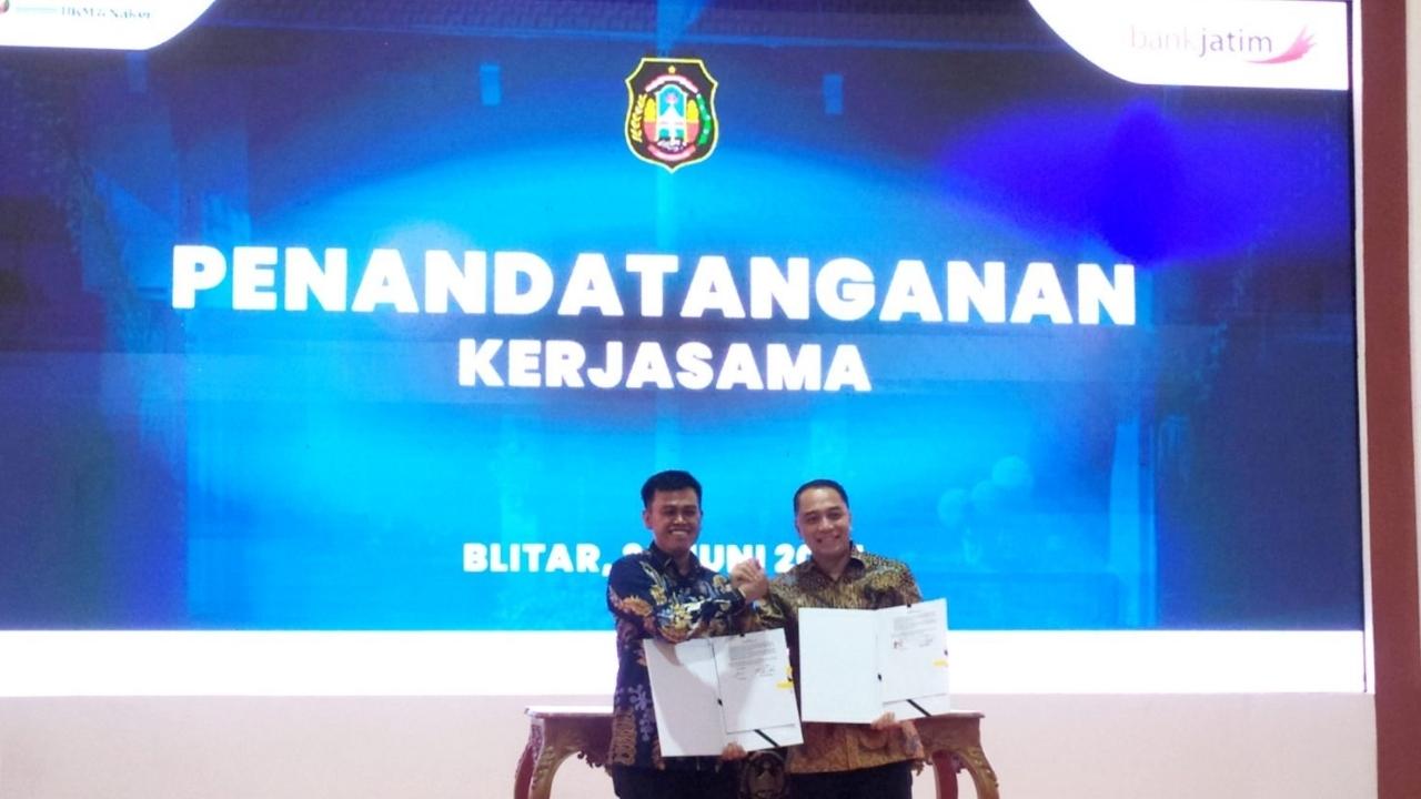 Wali Kota Blitar, Syauqul Muhibbin bersama Wali Kota Surabaya, Eri Cahyadi, saat meneken kerja sama komoditas lintas daerah. (Foto: Achmad Zunaidi/serayunusantara.com)