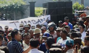 Aksi di depan DPRD Kabupaten Blitar, Kamis, 19 Juni 2025.