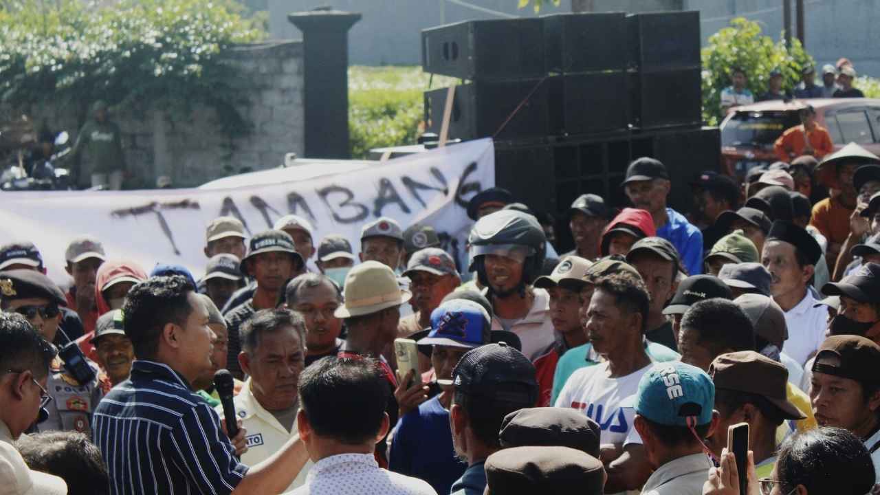 Aksi di depan DPRD Kabupaten Blitar, Kamis, 19 Juni 2025.