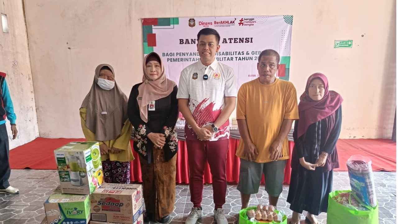Penyaluran bantuan PKH plus oleh Wali Kota Blitar, Syauqul Muhibbin, di halaman Kantor Dinas Sosial Kota Blitar, pada Senin (23/06/2025).