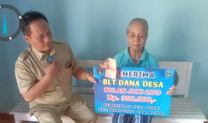 Penyaluran BLT di Desa Ngeni Wonotirto Blitar.