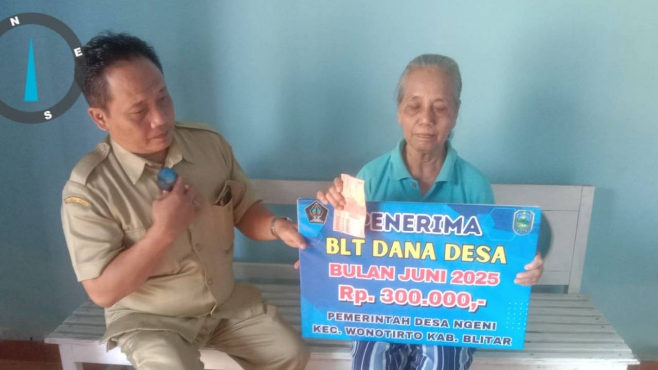 Penyaluran BLT di Desa Ngeni Wonotirto Blitar.