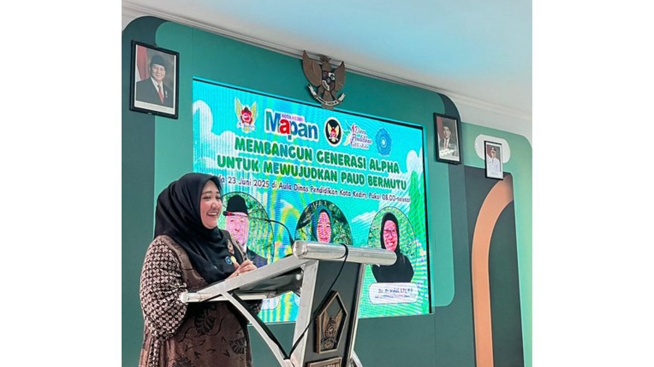 Ketua TP PKK Kota Kediri, Faiqoh Azizah, dalam Seminar "Membangun Generasi Alpha untuk Mewujudkan PAUD Bermutu" di Aula Ki Hajar Dewantara Dinas Pendidikan Kota Kediri. (Foto: Pemkot Kediri)