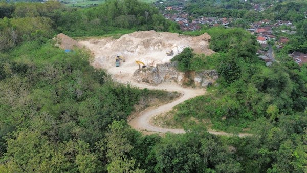 Salah satu titik pertambangan di Kademangan, Kabupaten Blitar. (Foto: serayunusantara.com)