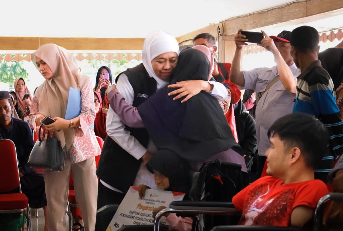 Gubernur Khofifah Salurkan Bantuan Pada Warga Kabupaten Probolinggo