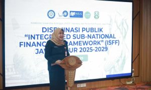 Kepala DP3AK Provinsi Jawa Timur, Tri Wahyu Liswati, saat memberikan sambutan pada kegiatan Diseminasi Publik ISFF Jawa Timur 2025–2029.