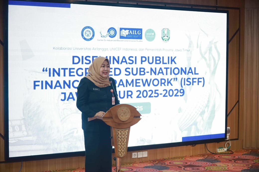 Kepala DP3AK Provinsi Jawa Timur, Tri Wahyu Liswati, saat memberikan sambutan pada kegiatan Diseminasi Publik ISFF Jawa Timur 2025–2029.