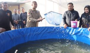 Kapolres Kediri Kota, AKBP Bramastyo Priaji, memimpin panen ikan lele dan tanaman hortikultura. (Foto: Polres Kediri Kota)