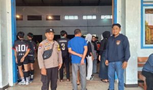Personel Polsek Mojoroto mengamankan jalannya turnamen Premiere League Mars 76 Cup 3 yang digelar di Gedung Olahraga Kampus 4 UNP Kediri.