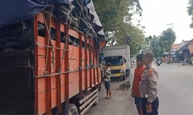 Satuan Patroli Pengawasan Lalu Lintas (Turjawali) Satlantas Polres Kediri Kota menindak sejumlah truk yang melanggar aturan muatan dan mengangkut penumpang secara ilegal selama kegiatan patroli rutin.