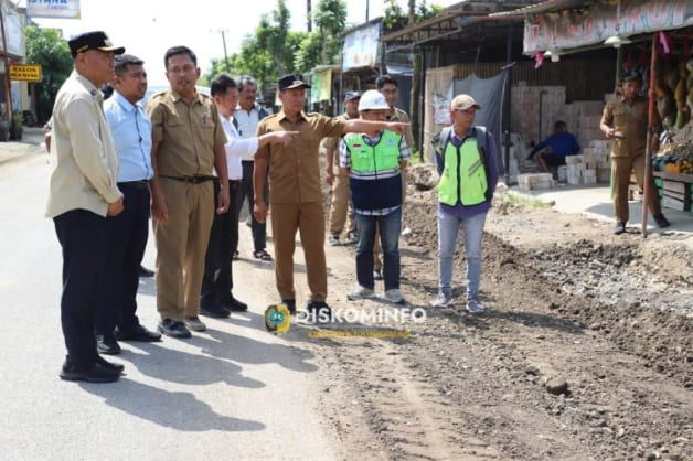 Bupati Tulungagung, H. Gatut Sunu Wibowo, didampingi Wakil Bupati, H. Ahmad Baharudin, SM, meninjau langsung perkembangan proyek perbaikan jalan di Desa Ngentrong, Kecamatan Campurdarat.