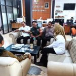 Bhabinkamtibmas Kelurahan Setono Gedong, Bripka Heppy Endra, bersama Babinsa dan perangkat kelurahan, menggelar rapat koordinasi
