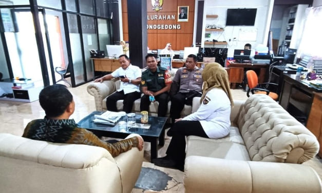 Bhabinkamtibmas Kelurahan Setono Gedong, Bripka Heppy Endra, bersama Babinsa dan perangkat kelurahan, menggelar rapat koordinasi