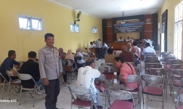Unit Binmas Polsek Mojoroto, Polres Kediri Kota, melakukan pengawasan dan pengamanan dalam rapat inventarisasi pembebasan tanah untuk proyek jalan tol Kediri-Tulungagung.