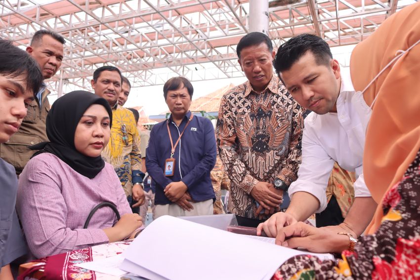 Plt. Gubernur Jatim, Emil Elestianto Dardak, saat Sidak Pelaksanaan SPMB SMAN 5 Surabaya.