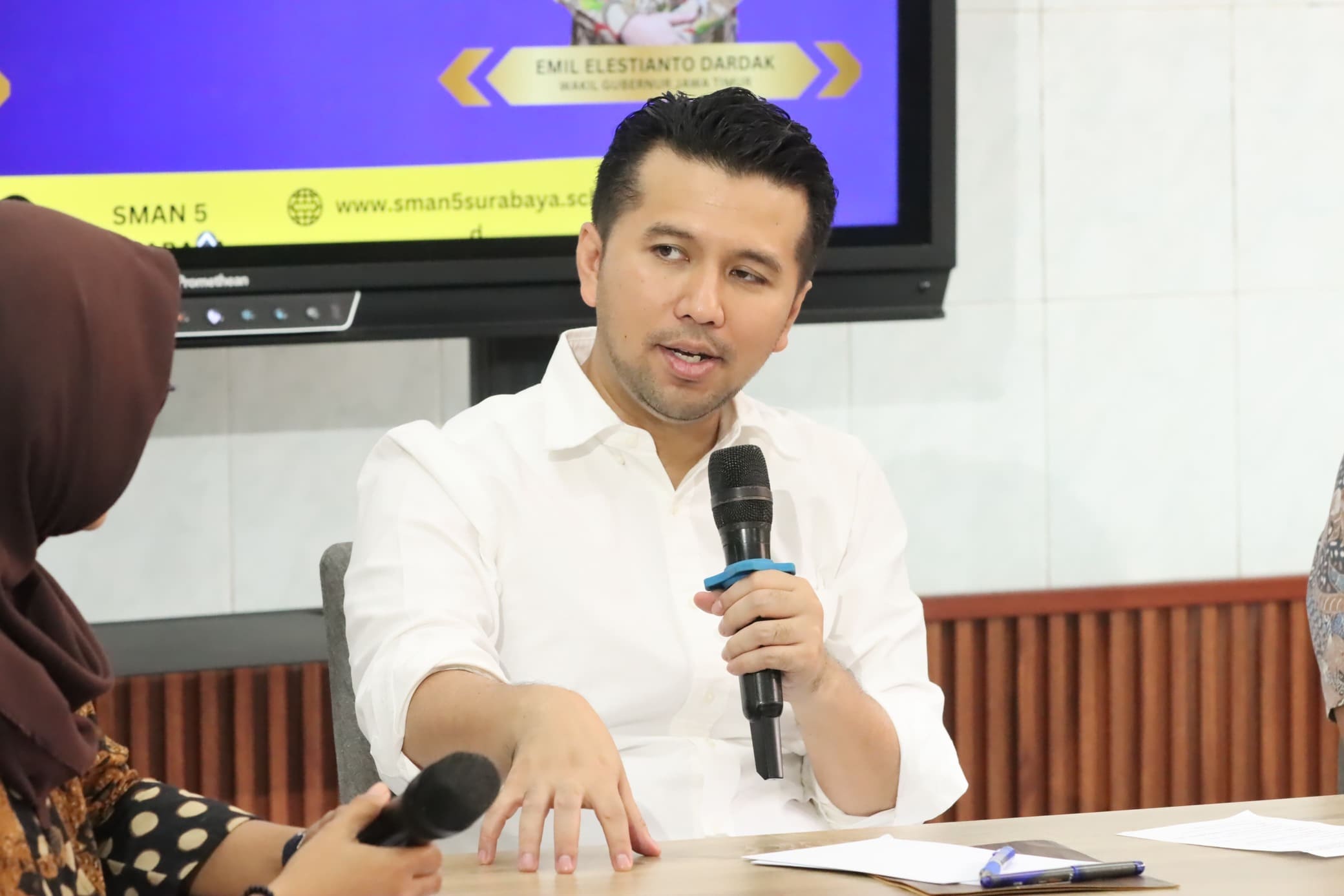 Plt Gubernur Jawa Timur, Emil Elestianto Dardak, Live Podcast Bahas SPMB Tahun 2025.