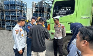 Satlantas Polres Kediri Kota berkolaborasi dengan Dishub dan Jasa Raharja menyosialisasikan program Zero ODOL.