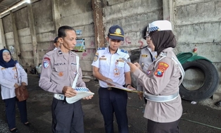 Satlantas Polres Kediri Kota berkolaborasi dengan Dinas Terkait melaksanakan pemeriksaan kendaraan (rampcheck) di PO Bus Ija Trans.