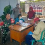 Polsek Pesantren melalui Bhabinkamtibmas Kelurahan Betet, Aipda Sulaiman, bersama Babinsa dan instansi terkait, melakukan pengawasan dan pendistribusian bansos beras bagi warga kurang mampu.