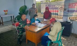 Polsek Pesantren melalui Bhabinkamtibmas Kelurahan Betet, Aipda Sulaiman, bersama Babinsa dan instansi terkait, melakukan pengawasan dan pendistribusian bansos beras bagi warga kurang mampu.
