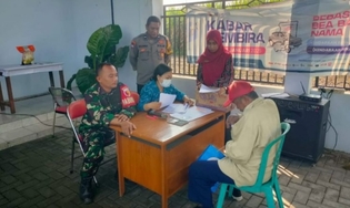 Polsek Pesantren melalui Bhabinkamtibmas Kelurahan Betet, Aipda Sulaiman, bersama Babinsa dan instansi terkait, melakukan pengawasan dan pendistribusian bansos beras bagi warga kurang mampu.