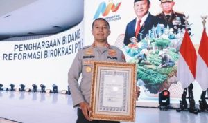 Kapolres Kediri Kota, AKBP Bramastyo Priaji yang hadir menerima penghargaan sebagai Unit Pelayanan Publik Kategori Pelayanan Prima (Nilai A) dari Kapolri.