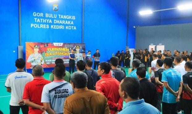 Kapolres Kediri Kota, AKBP Bramastyo Priaji, secara resmi membuka Turnamen Bulutangkis Bhayangkara ke-79 di GOR Tathya Dharaka.
