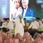 Gubernur Jawa Timur Khofifah Indar Parawansa dalam acara bertema Dzikir, Shalawat, dan Doa Akhir Tahun 1446 H serta Awal Tahun 1447 H.