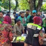Memperingati Hari Bhayangkara ke-79, Biddokkes Polda Jawa Timur bekerja sama dengan Rumah Sakit Bhayangkara Surabaya menyelenggarakan pemeriksaan kesehatan gratis bagi pengemudi ojol.