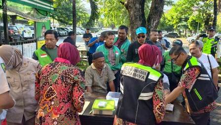 Memperingati Hari Bhayangkara ke-79, Biddokkes Polda Jawa Timur bekerja sama dengan Rumah Sakit Bhayangkara Surabaya menyelenggarakan pemeriksaan kesehatan gratis bagi pengemudi ojol.