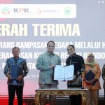 Direktur Labuksi KPK, Mungki Hadipratikto, dalam acara penyerahan barang rampasan negara dari KPK kepada Wali Kota Surabaya, Eri Cahyadi.