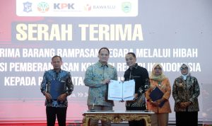 Direktur Labuksi KPK, Mungki Hadipratikto, dalam acara penyerahan barang rampasan negara dari KPK kepada Wali Kota Surabaya, Eri Cahyadi.