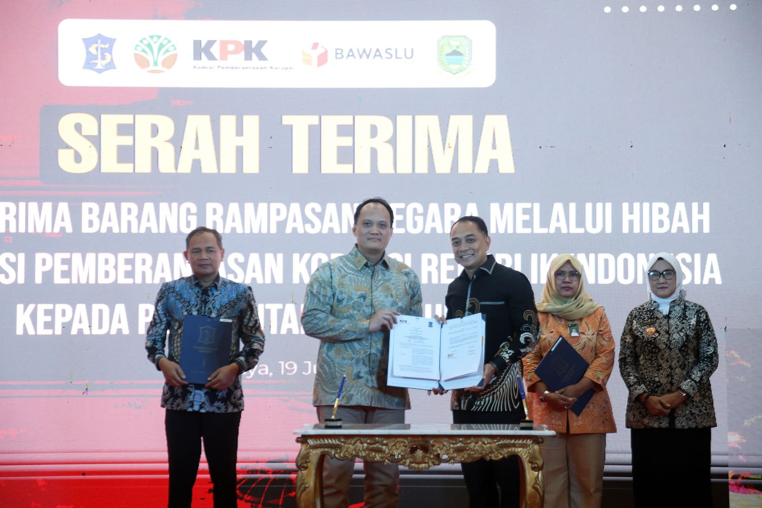 Direktur Labuksi KPK, Mungki Hadipratikto, dalam acara penyerahan barang rampasan negara dari KPK kepada Wali Kota Surabaya, Eri Cahyadi.