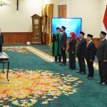Gubernur Jawa Timur, Khofifah Indar Parawansa Melantik Anggota KPID Jawa Timur Masa Bakti 2025-2028.