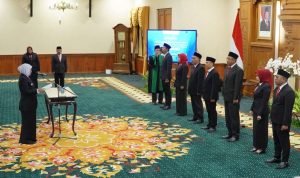 Gubernur Jawa Timur, Khofifah Indar Parawansa Melantik Anggota KPID Jawa Timur Masa Bakti 2025-2028.