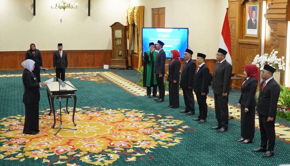 Gubernur Jawa Timur, Khofifah Indar Parawansa Melantik Anggota KPID Jawa Timur Masa Bakti 2025-2028.