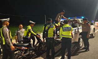 Menindaklanjuti laporan warga terkait aksi balap liar yang meresahkan, jajaran Polres Lamongan melaksanakan Patroli Harkamtibmas pada Jumat malam (25/7/2025), dimulai pukul 23.00 WIB hingga dini hari.