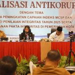Wali Kota Kediri, Vinanda Prameswati, bersama Wakil Wali Kota Qowimuddin Thoha, menghadiri Sosialisasi Antikorupsi.